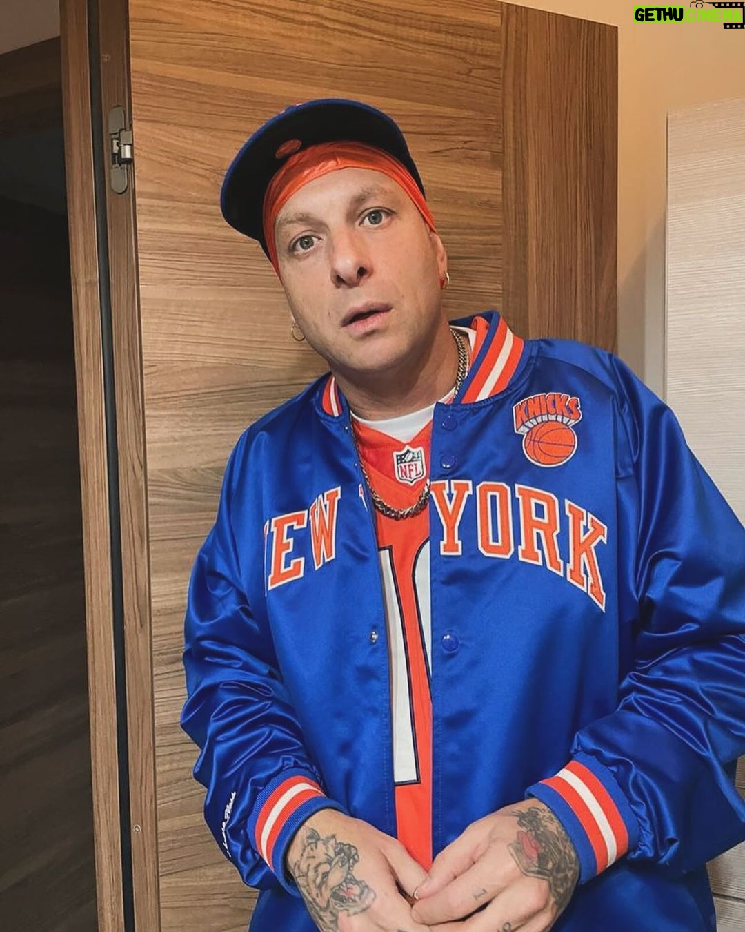 Clementino Instagram - ‘A Befana 🍭🍬🧹🧙♀️🧦 Ieri si è conclusa l’ultima data del #ChristmasEditionTour Ci prendiamo una pausa con i concerti, ma ripartiamo presto guagliù !!! #Clementinolive2024 #TourLife Tour Life