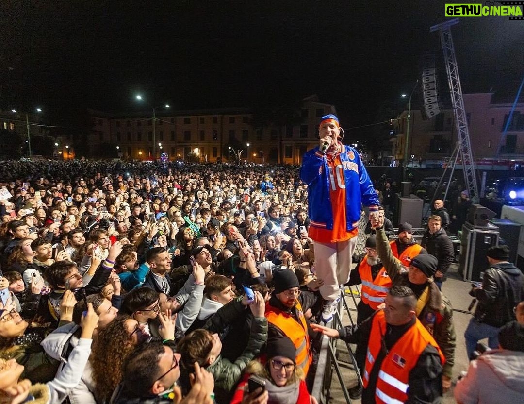Clementino Instagram - Ringrazio Dio Ringrazio il Team Ringrazio Voi Ringrazio Me La Musica è Armonia nell’Universo. Cava De’ Tirreni 5/01/2023 #clementinoLive2024 Continuiamo a scrivere la storia 🩵 Grazie Guagliù!!! Cava de' Tirreni