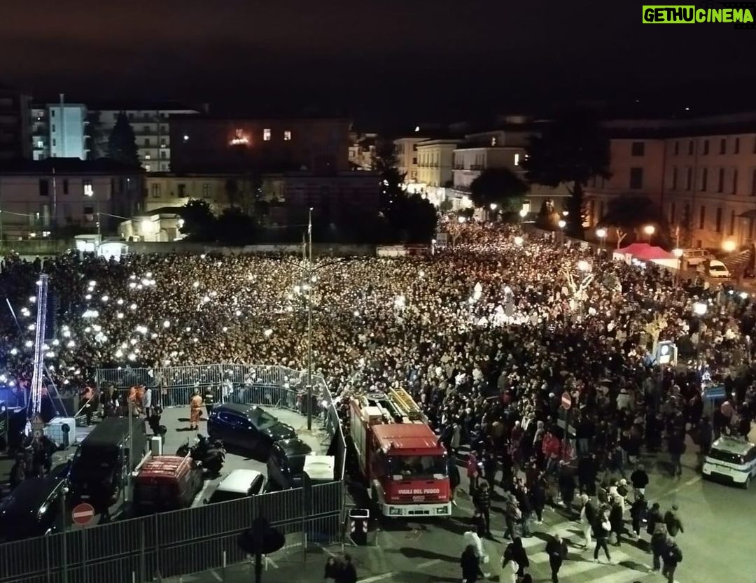 Clementino Instagram - Ringrazio Dio Ringrazio il Team Ringrazio Voi Ringrazio Me La Musica è Armonia nell’Universo. Cava De’ Tirreni 5/01/2023 #clementinoLive2024 Continuiamo a scrivere la storia 🩵 Grazie Guagliù!!! Cava de' Tirreni