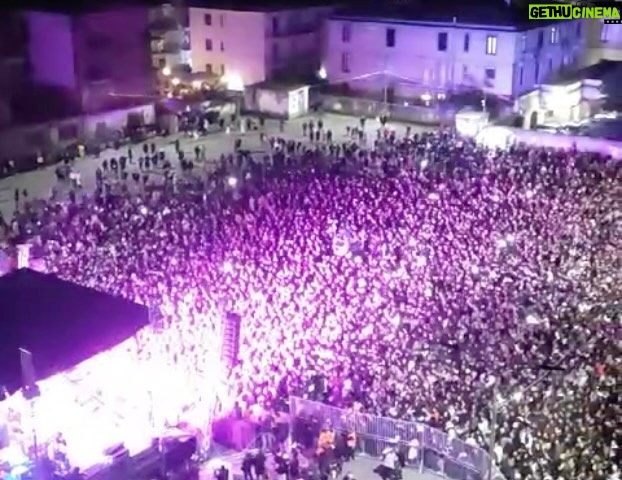 Clementino Instagram - Ringrazio Dio Ringrazio il Team Ringrazio Voi Ringrazio Me La Musica è Armonia nell’Universo. Cava De’ Tirreni 5/01/2023 #clementinoLive2024 Continuiamo a scrivere la storia 🩵 Grazie Guagliù!!! Cava de' Tirreni