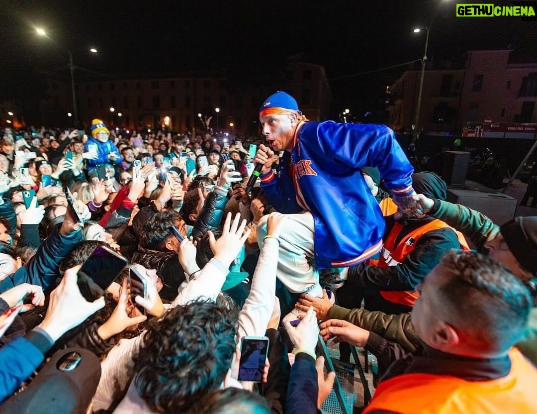 Clementino Instagram - Ringrazio Dio Ringrazio il Team Ringrazio Voi Ringrazio Me La Musica è Armonia nell’Universo. Cava De’ Tirreni 5/01/2023 #clementinoLive2024 Continuiamo a scrivere la storia 🩵 Grazie Guagliù!!! Cava de' Tirreni