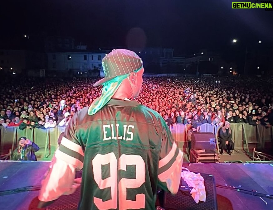 Clementino Instagram - Ringrazio Dio Ringrazio il Team Ringrazio Voi Ringrazio Me La Musica è Armonia nell’Universo. Cava De’ Tirreni 5/01/2023 #clementinoLive2024 Continuiamo a scrivere la storia 🩵 Grazie Guagliù!!! Cava de' Tirreni