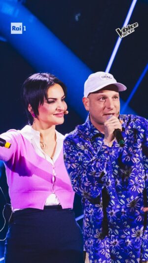 Clementino Instagram - Per la prima volta a #TheVoiceSenior cantano insieme @arisamusic e @clementinoiena con “Un Attimo Ancora” ci siamo ufficialmente innamorati di voi 😍