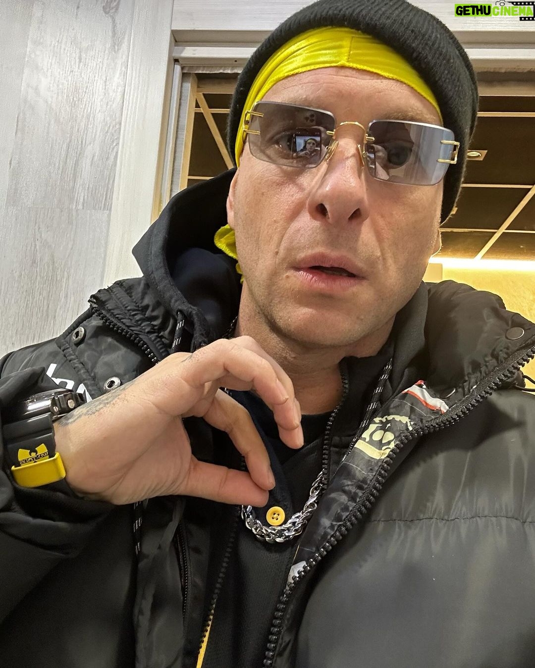 Clementino Instagram - Grazie BELLIZZI !!! Super serata 🩵 Ci vediamo questa sera a SCAFATI !! ☀️ #ClementinoLive2024 Bellizzi