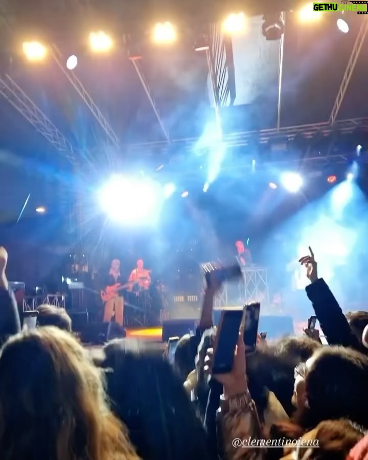 Clementino Instagram - Grazie BELLIZZI !!! Super serata 🩵 Ci vediamo questa sera a SCAFATI !! ☀️ #ClementinoLive2024 Bellizzi