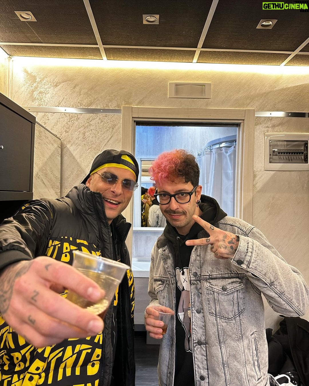 Clementino Instagram - Grazie BELLIZZI !!! Super serata 🩵 Ci vediamo questa sera a SCAFATI !! ☀️ #ClementinoLive2024 Bellizzi