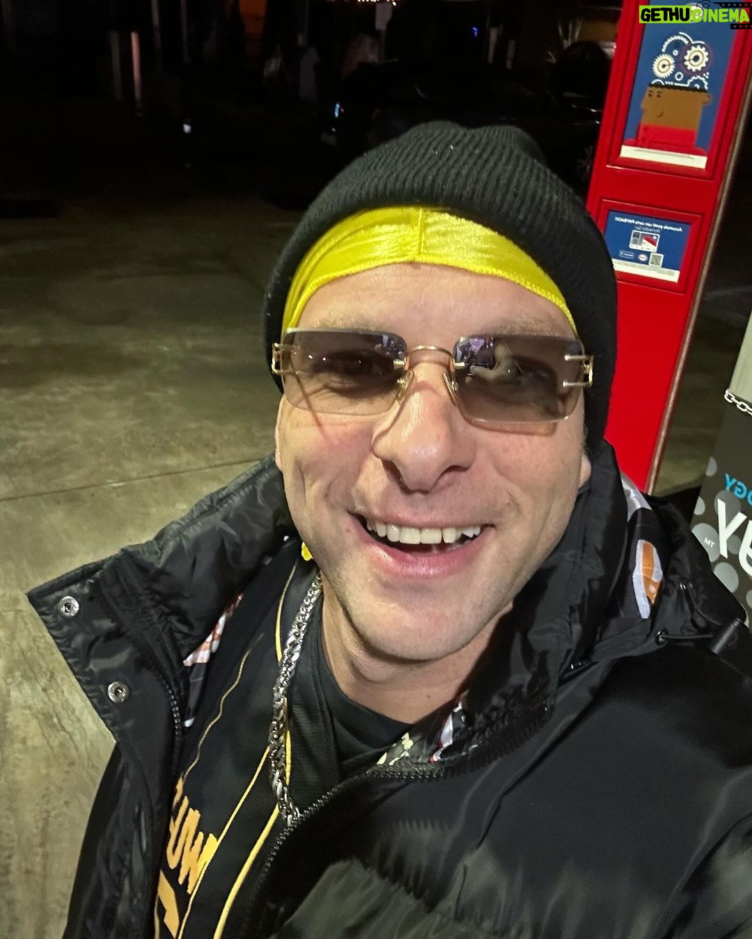Clementino Instagram - Grazie BELLIZZI !!! Super serata 🩵 Ci vediamo questa sera a SCAFATI !! ☀️ #ClementinoLive2024 Bellizzi