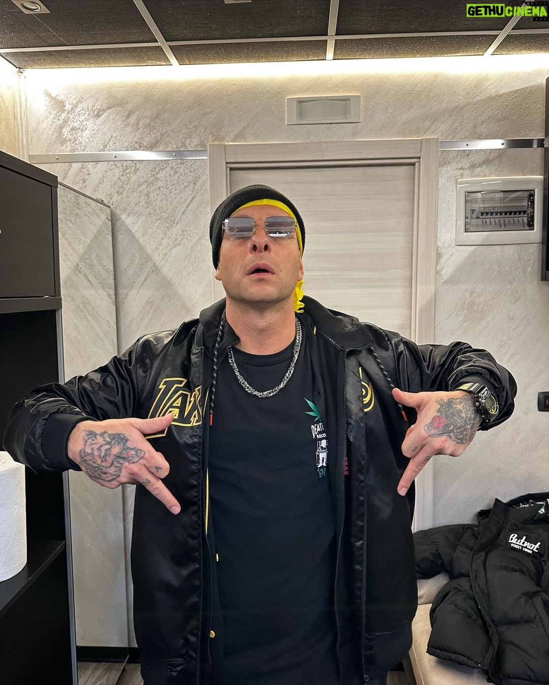 Clementino Instagram - Grazie BELLIZZI !!! Super serata 🩵 Ci vediamo questa sera a SCAFATI !! ☀️ #ClementinoLive2024 Bellizzi