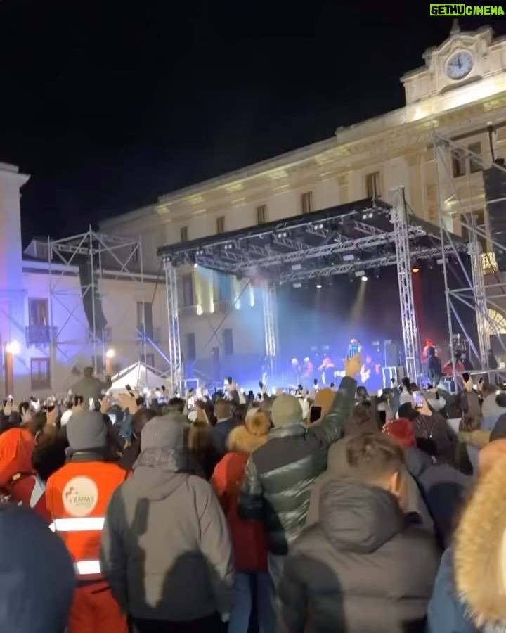 Clementino Instagram - Buon anno a tutti ๐๐ฉต๐ #2024 Ieri siamo partiti alla grande con un super live a #Potenza! Grazie Ragazzi !!! Chi spacca a Capodanno spacca tutto lโanno!!!! Stasera Bellizzi!!! Domani Scafati !! #clementinolive2024 Potenza, Italy