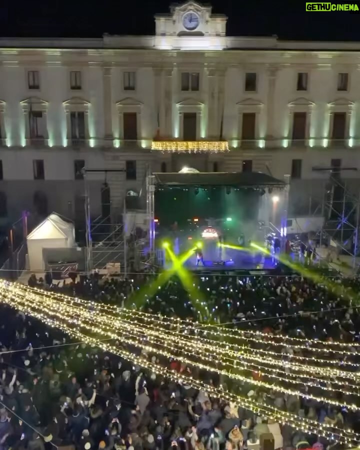 Clementino Instagram - Buon anno a tutti ๐๐ฉต๐ #2024 Ieri siamo partiti alla grande con un super live a #Potenza! Grazie Ragazzi !!! Chi spacca a Capodanno spacca tutto lโanno!!!! Stasera Bellizzi!!! Domani Scafati !! #clementinolive2024 Potenza, Italy