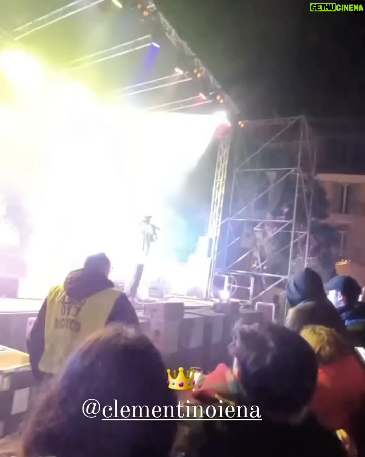 Clementino Instagram - Buon anno a tutti ๐๐ฉต๐ #2024 Ieri siamo partiti alla grande con un super live a #Potenza! Grazie Ragazzi !!! Chi spacca a Capodanno spacca tutto lโanno!!!! Stasera Bellizzi!!! Domani Scafati !! #clementinolive2024 Potenza, Italy