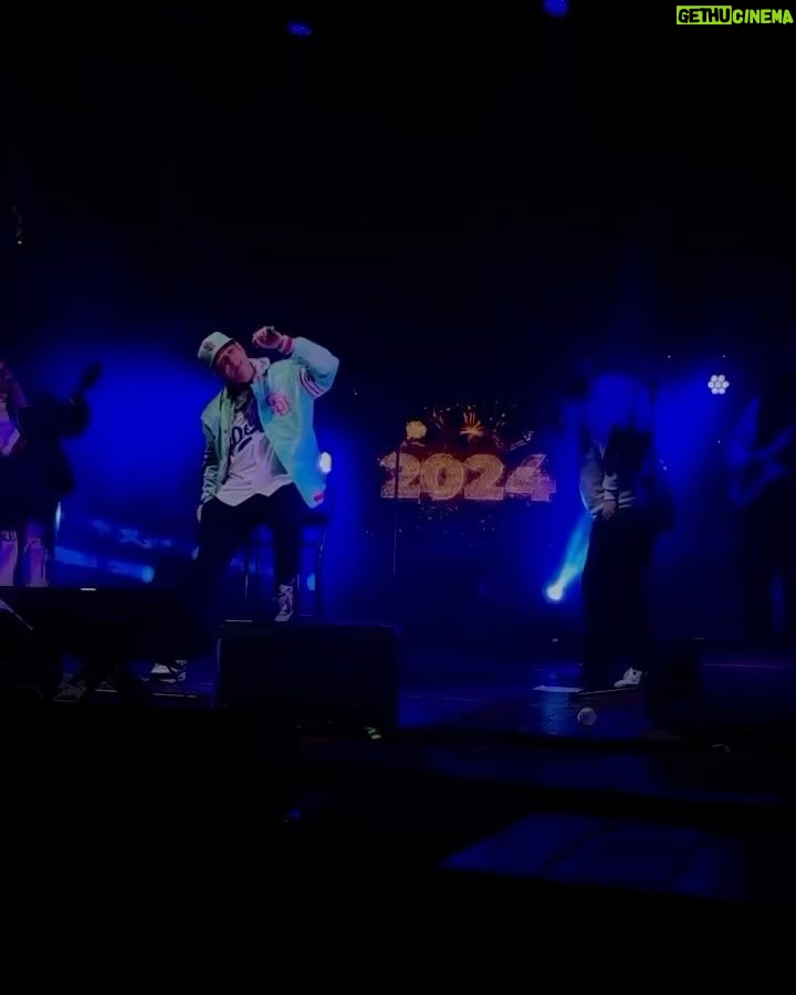 Clementino Instagram - Buon anno a tutti ๐๐ฉต๐ #2024 Ieri siamo partiti alla grande con un super live a #Potenza! Grazie Ragazzi !!! Chi spacca a Capodanno spacca tutto lโanno!!!! Stasera Bellizzi!!! Domani Scafati !! #clementinolive2024 Potenza, Italy