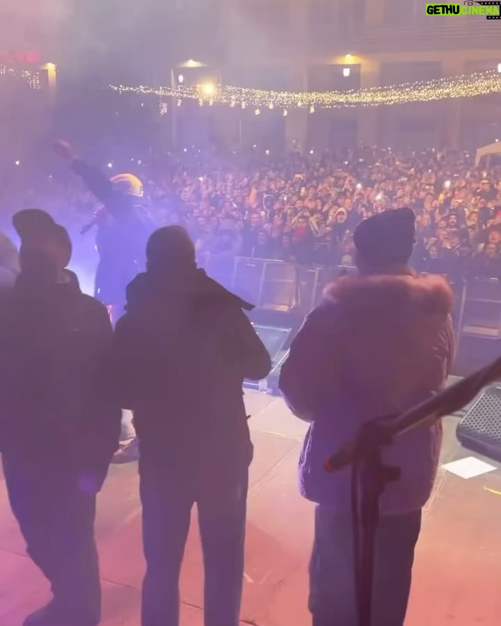 Clementino Instagram - Buon anno a tutti ๐๐ฉต๐ #2024 Ieri siamo partiti alla grande con un super live a #Potenza! Grazie Ragazzi !!! Chi spacca a Capodanno spacca tutto lโanno!!!! Stasera Bellizzi!!! Domani Scafati !! #clementinolive2024 Potenza, Italy