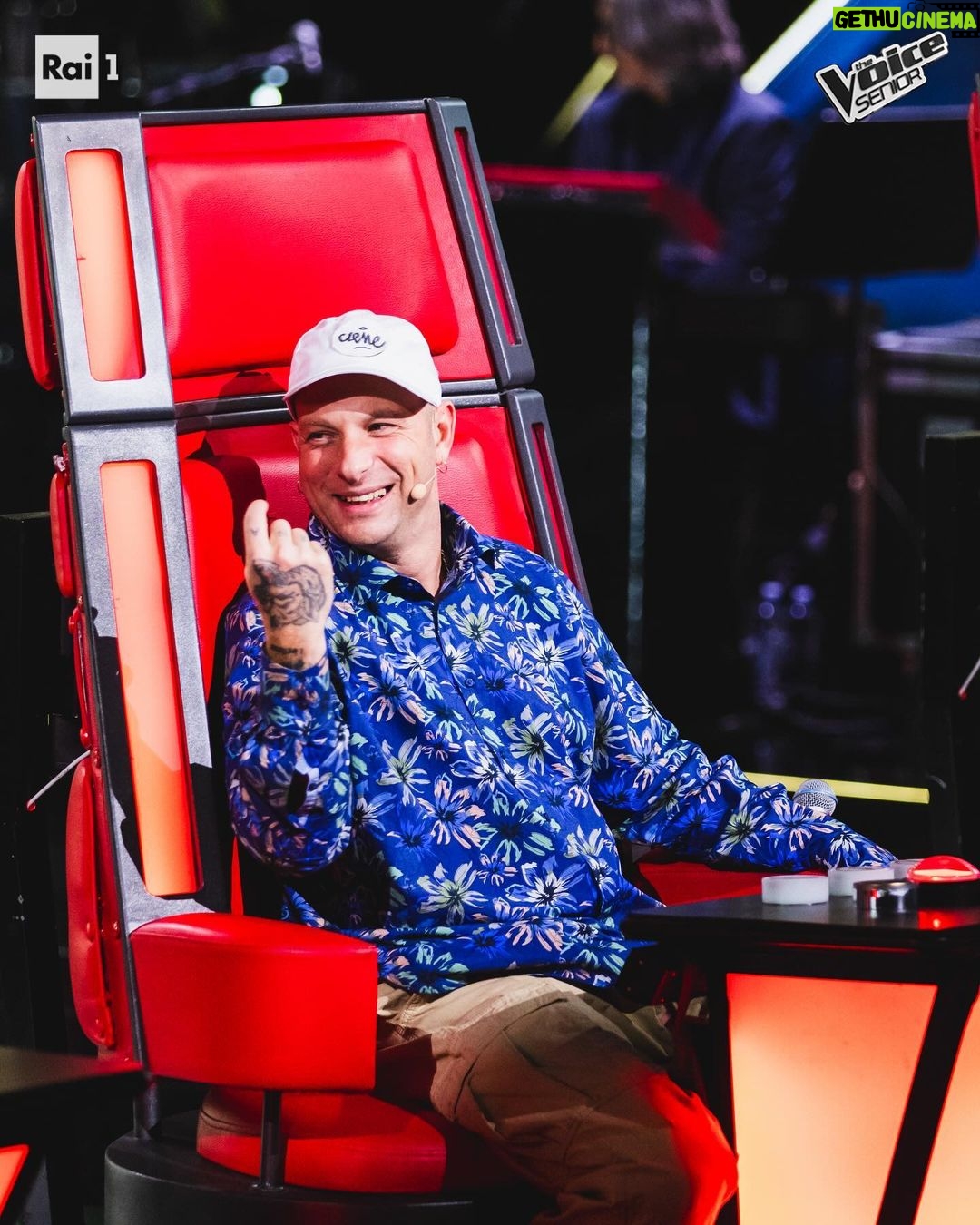 Clementino Instagram - Ora su @rai1official !!! Inizia @thevoice_italy πΊποΈπ₯ #thevoicesenior IN tv
