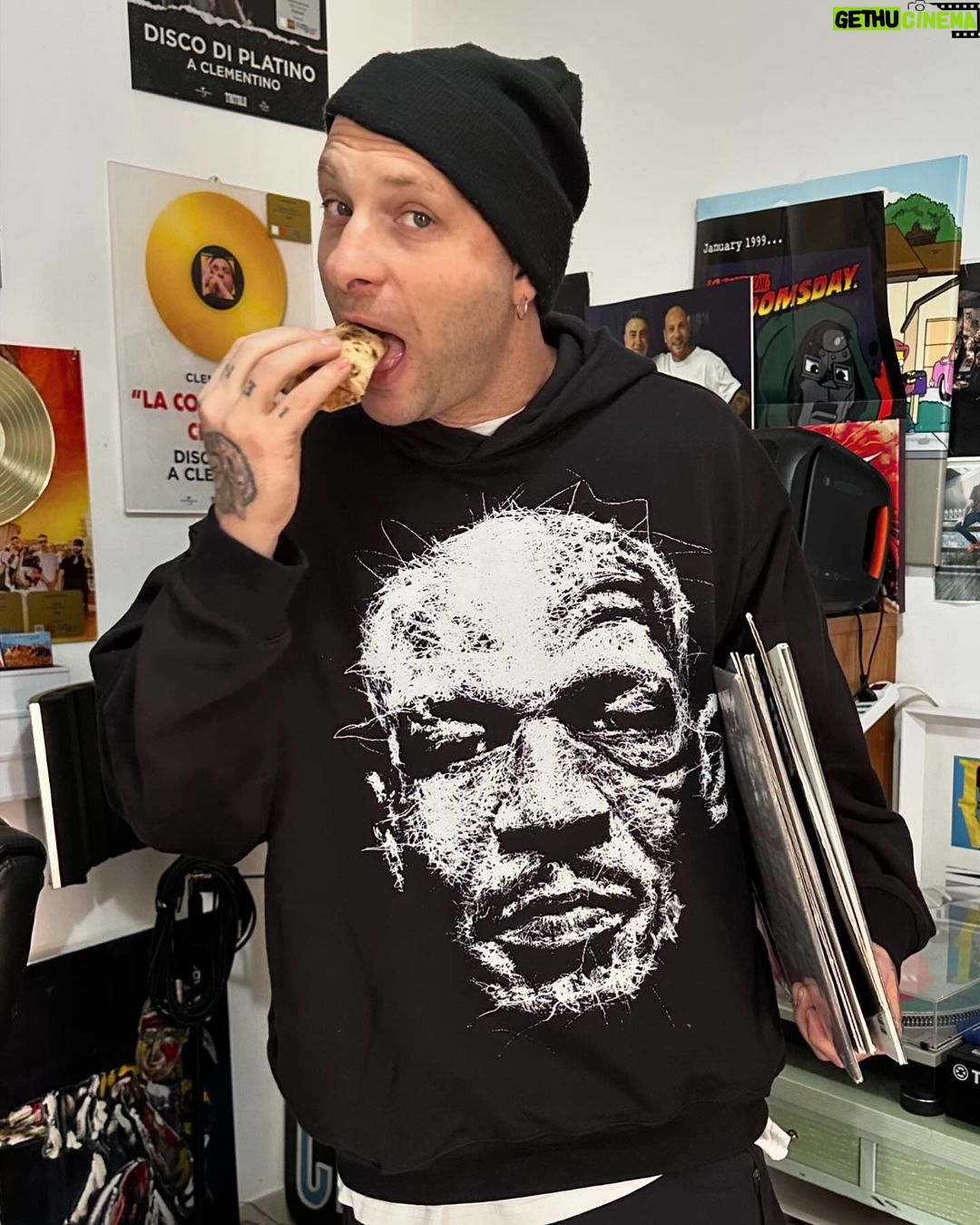 Clementino Instagram - “Hip Hop is my Food, TV Show is my Drink” 🎙️📺 Il disco prende forma. Intanto ci vediamo domani a The Voice Guagliù! Tnx @alexanderhall_universal Italy