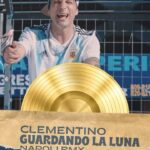 Clementino Instagram - Guardando la Luna è Disco d’Oro!! 🌙📀 Erano 6 anni che non raggiungevo questo risultato, per me vale tantissimo. In questi anni sono cambiate tante cose. E forse sono cambiato tanto anche io. Per me questo oro significa molto guagliù. Mi state aiutando a ritornare alla grande. Un passo alla volta. Non mi arrendo. Lo faccio per me e per voi. Grazie!! Cleme 🩵🐺 Napoli