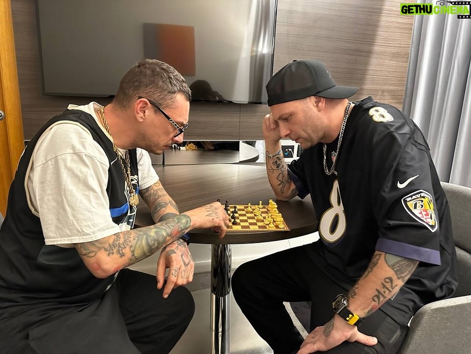 Clementino Instagram - LEGGENDA DA BAR FUORI ORA!!! Un onore lavorare con il maestro @clementinoiena e il giovane e bravissimo @jjjanax . Grazie a @shineroyal per il lavoro grafico A @chryverde per il mix e il master A @orangle_records per avere creduto in me. Ci siamo divertiti parecchio. Streammate, commentate, condividete, fatemi sentire lā amore. ORA TOCCA A VOI š·šš