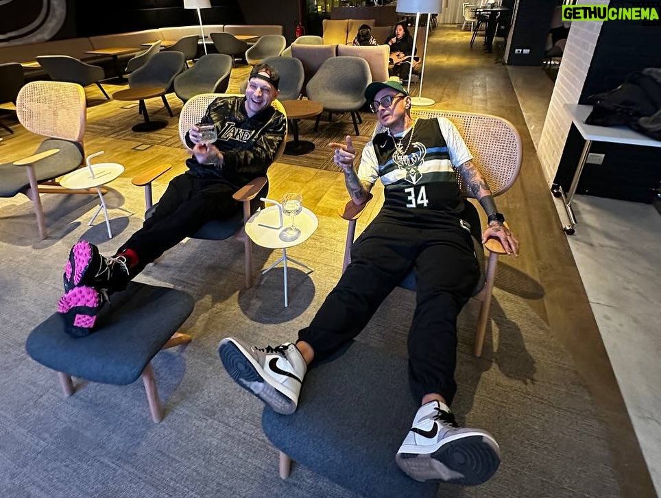 Clementino Instagram - LEGGENDA DA BAR FUORI ORA!!! Un onore lavorare con il maestro @clementinoiena e il giovane e bravissimo @jjjanax . Grazie a @shineroyal per il lavoro grafico A @chryverde per il mix e il master A @orangle_records per avere creduto in me. Ci siamo divertiti parecchio. Streammate, commentate, condividete, fatemi sentire lā amore. ORA TOCCA A VOI š·šš