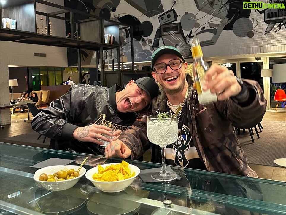 Clementino Instagram - LEGGENDA DA BAR FUORI ORA!!! Un onore lavorare con il maestro @clementinoiena e il giovane e bravissimo @jjjanax . Grazie a @shineroyal per il lavoro grafico A @chryverde per il mix e il master A @orangle_records per avere creduto in me. Ci siamo divertiti parecchio. Streammate, commentate, condividete, fatemi sentire lā amore. ORA TOCCA A VOI š·šš