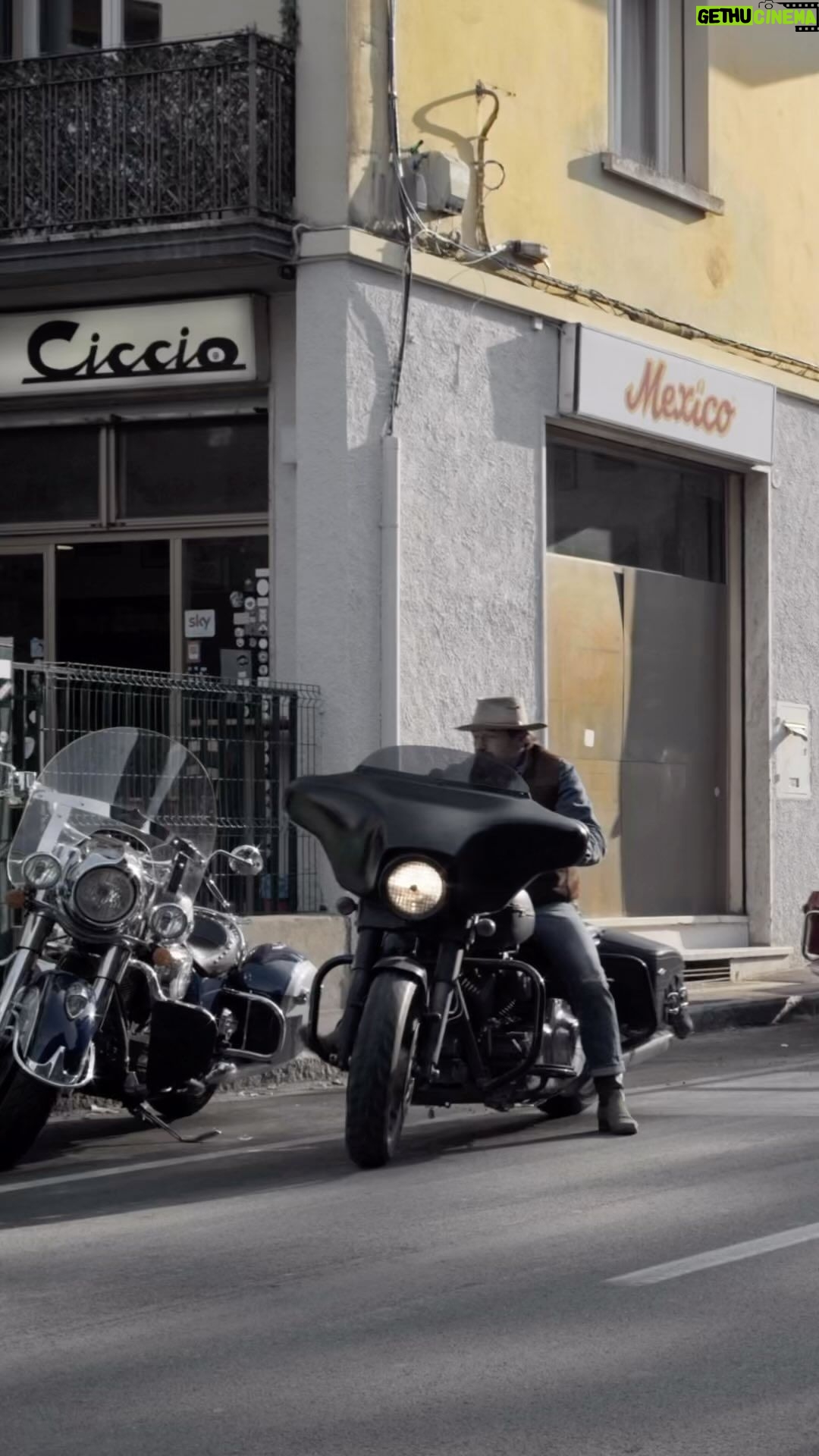Clementino Instagram - Fuori ora il video ufficiale di β Leggenda Da Barβ featuring @clementinoiena @orangle_records Diretto da @jj_martone_jr / @tiro_production Lo trovate sul mio canale ufficiale YouTube. ποΈπ·π Bar Ciccio