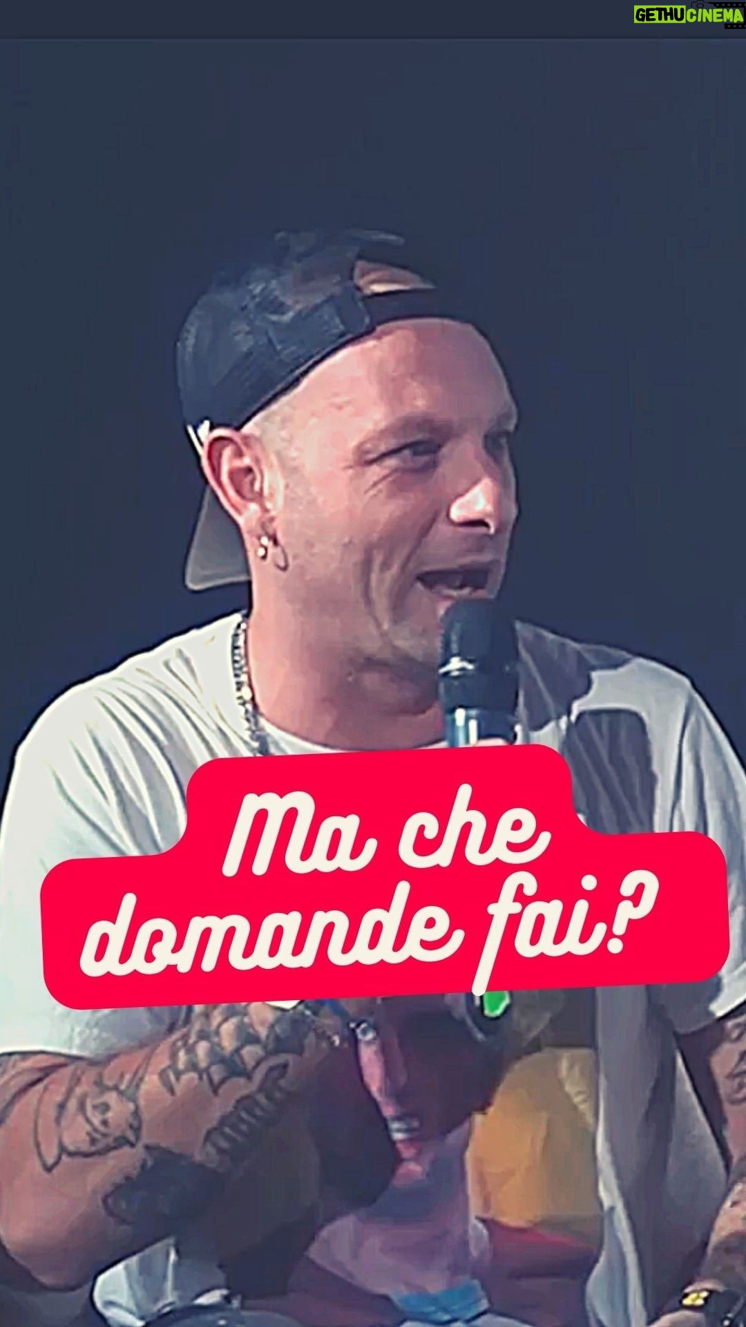 Clementino Instagram - Ha ragione Clementino, NO? Il nuovo episodio di Invito a cena con delivery è on-line Con @paolomaccaro e @clementinoiena che ci tiene a precisare come si devono fare le domande @invito_a_cena_con_delivery è un podcast con ospiti che non devono cucinare di @francesco_arienzo e @_veronica_pinelli Segui @invito_a_cena_con_delivery #invitoacenacondelivery #podcast #talk #domande #teatro #rap #clementino #therivati #napoli GhePensi MI