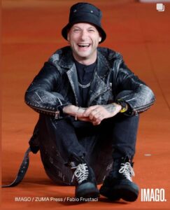 Clementino Instagram - Eccomi con Sting, Trudie Styler, Francesco Di Leva, e Don Antonio Loffredo al Festival del Cinema di Roma 2023. “Posso entrare” è un docufilm di Trudie Styler sulla bellissima Napoli e sono onoratissimo di aver curato la SoundTrack Ufficiale con il brano “Neapolis” scritto da me e Amedeo Palumbo e con le musiche di PJ Gionson. Lo vedrete in sala a partire da oggi al the space di Napoli. Vi aspettiamo!!!! Festival Del Cinema Di Roma Auditorium Parco Della Musica