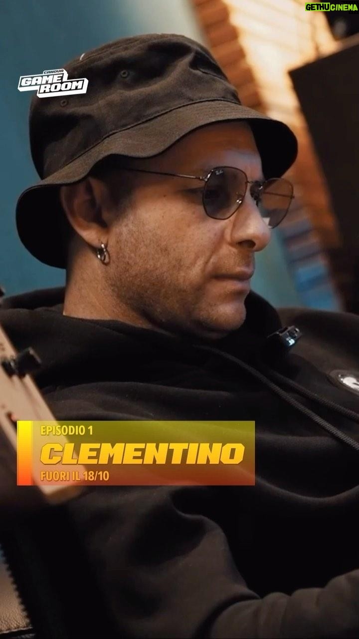 Clementino Instagram - CanovA GameRoom EP.1 - Clementino Fuori mercoledì 18 alle 14:00 - Il primo ospite di @canovagameroom non ha bisogno di presentazioni: @clementinoiena è uno dei volti più rappresentativi della scena italiana e uno showman a 360 gradi. La combinazione con un produttore come @kaneepa non può che offrire un risultato adrenalinico, con l’approccio di chi fa tesoro dell’esperienza di anni e la passione e leggerezza di chi continua ad amare la musica come fosse il primo giorno. Mercoledì alle 14:00 fuori la prima puntata sul canale YouTube CanovA GameRoom, iscriviti tramite il link nelle storie 👾