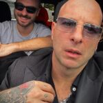 Clementino Instagram - NAPOLI RAP OG 🔥🐺 Oggi diamo i numeri : Con “MEZZO MILIONE” di persone in totale ai concerti, il #Clementinolive2023 è stato di sicuro uno dei tour più visti di questa estate in Italia 🇮🇹 (Guardare per credere) “53” date “500’000” Spettatori “7” elementi della band “2” ore di spettacolo a sera “35” persone dello staff (Nelle Piazze, si bravo, le piazze, dove la gente non paga…) “Migliaia” di Kilometri macinati A’ Gent… La passione per il Rap che non mi toglieranno mai. La nostra squadra che amo. La piazze… Quelle che.. tutti dicono che “è facile suonare nelle piazze ! “ Qualcuno crede sia facile fare le piazze… Mettere insieme le persone di tutte le età… Dal ragazzo che vuole il freestyle Al bambino che vuole Guardando la luna Al Signore che vuole Don Raffaè Al nostalgico che vuole il rap dei miei primi dischi Alla Signora che mi guarda a The Voice’ E noi gli abbiamo dato tutto quello che volevano e che volevamo !!!! Ah volevo aggiungere… tutto su “1 “sola gamba ! 😂 Grazie guagliù 💙💙💙💙💙 Una tournè fantastica, per adesso la migliore della mia carriera. Ora è arrivato il momento di riposarsi un po’. Ci vediamo presto !!! Ma c’è truov semp miez a via !! #ClementinoLive2023 Tour Life