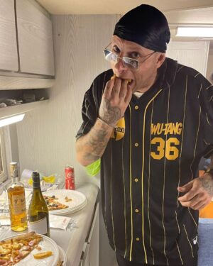 Clementino Instagram - 🐝 🐝🐝
Ultima data del #clementinolive2023 
Grazie Riccia Campobasso ❤️