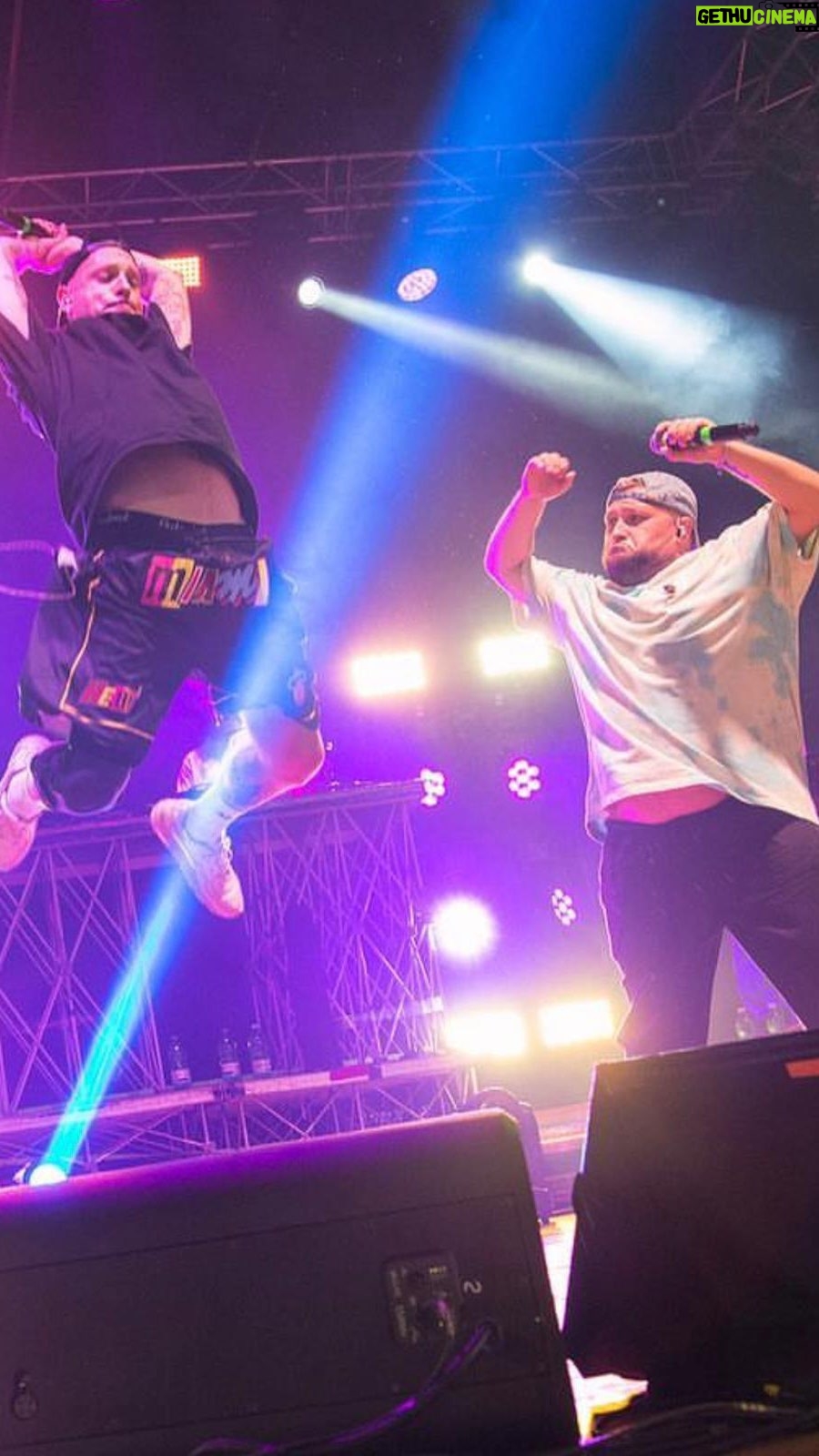 Clementino Instagram - Abbiamo il Medley dell’anno 🔥 Strofe della iena incastrate con Linkin Park, Pink Floyd, Iggy Pop, Queen, Micheal Jackson, Pino Daniele. Godetevi lo spettacolo 🍿 Rap @clementinoiena Voce @greg_rega_ Questa sera siamo a Riccia Campobasso per la data finale del tour #clementinolive2023 🩵