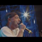 Clementino Instagram - Buongiorno! ☀️💣 E bomb ngap a primma matin !!! “CHI VUOL ESSERE MILIONARIO” LIVE con @orchestra_magna_grecia @robertomolinelli 🎥 @_cosimopastore Taranto, Italy