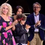 Clementino Instagram – Leggere con attenzione:
#AscoltiTv dell’8 dicembre 2023:
Fenomenale #TheVoiceKids che ieri vince ancora la serata del Venerdì !!! Questa volta con un margine ancora più ampio, visto da ben 3.849.000 mln e il 22.73% di share. 
FRAAAAATM 💙📺
E.. a proposito… ieri  MONOPOLIO CLEMENTINO SULLA RAI 😂
Perché  su Rai3 c’era il film “Il Materiale Emotivo “ di Sergio Castellitto dove ci sono anche io tra gli attori del cast . E conquista il 3% di share 
Quindi… facendo  il calcolo… ieri ho totalizzato quasi il 26% in tutto. 
I’m the new Pippo Baudo 😂😂🔥🔥💪🏽💪🏽💪🏽📺📺📺💙💙💙 Rai Uno
