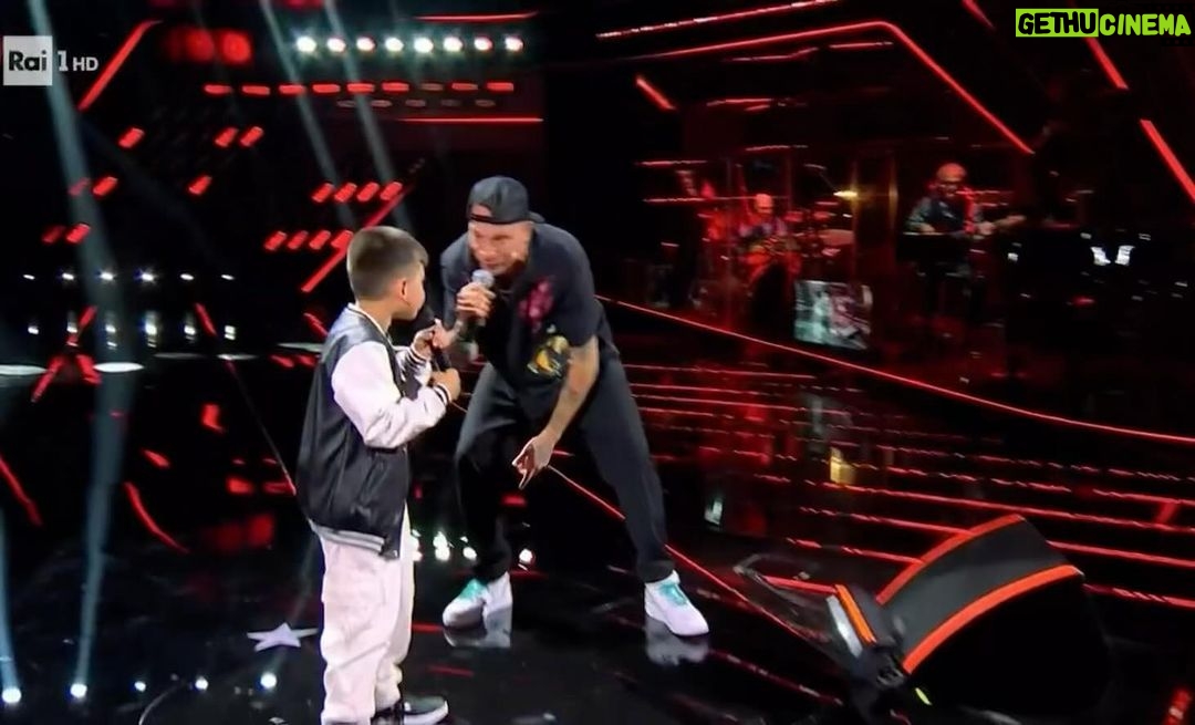 Clementino Instagram - Leggere con attenzione: #AscoltiTv dell’8 dicembre 2023: Fenomenale #TheVoiceKids che ieri vince ancora la serata del Venerdì !!! Questa volta con un margine ancora più ampio, visto da ben 3.849.000 mln e il 22.73% di share. FRAAAAATM 💙📺 E.. a proposito… ieri MONOPOLIO CLEMENTINO SULLA RAI 😂 Perché su Rai3 c’era il film “Il Materiale Emotivo “ di Sergio Castellitto dove ci sono anche io tra gli attori del cast . E conquista il 3% di share Quindi… facendo il calcolo… ieri ho totalizzato quasi il 26% in tutto. I’m the new Pippo Baudo 😂😂🔥🔥💪🏽💪🏽💪🏽📺📺📺💙💙💙 Rai Uno