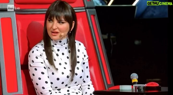 Clementino Instagram - E tra gioie ed emozioni indovinate quale è il programma più seguito di ieri sera ? 😍 The Voice Kids!! La seconda puntata su RaiUno registra il 22% di share 🤯🤯🤯 Grazie a tutti! Ci vediamo venerdì !!!! #thevoicekids #thevoicekidsit @thevoice_italy Showman