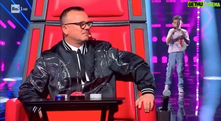 Clementino Instagram - E tra gioie ed emozioni indovinate quale è il programma più seguito di ieri sera ? 😍 The Voice Kids!! La seconda puntata su RaiUno registra il 22% di share 🤯🤯🤯 Grazie a tutti! Ci vediamo venerdì !!!! #thevoicekids #thevoicekidsit @thevoice_italy Showman
