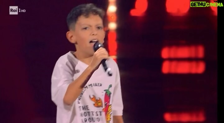 Clementino Instagram - E tra gioie ed emozioni indovinate quale è il programma più seguito di ieri sera ? 😍 The Voice Kids!! La seconda puntata su RaiUno registra il 22% di share 🤯🤯🤯 Grazie a tutti! Ci vediamo venerdì !!!! #thevoicekids #thevoicekidsit @thevoice_italy Showman