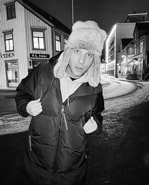 Clementino Instagram - Questa volta ci siamo spinti al limite, siamo arrivati ai confini del mondo nel vero senso della parola.
Il Grande Nord…
L’Aurora Boreale…
Il Circolo Polare Artico con le sue balene.

Grazie Tromsø!! Torniamo a casa con un bellissimo ricordo della Norvegia 🇳🇴💙

“La vita va vissuta in Larghezza, non in Lunghezza “ ( Luciano De Crescenzo) 

#Norvegia #Scandinavia #Lapponia #tromsø #aurora #northernlights #auroraboreale #circolopolareartico #norway #scandinaviandesign #polo #polonord #northpole