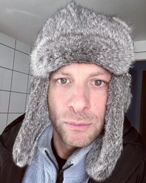 Clementino Instagram - Questa volta ci siamo spinti al limite, siamo arrivati ai confini del mondo nel vero senso della parola.
Il Grande Nord…
L’Aurora Boreale…
Il Circolo Polare Artico con le sue balene.

Grazie Tromsø!! Torniamo a casa con un bellissimo ricordo della Norvegia 🇳🇴💙

“La vita va vissuta in Larghezza, non in Lunghezza “ ( Luciano De Crescenzo) 

#Norvegia #Scandinavia #Lapponia #tromsø #aurora #northernlights #auroraboreale #circolopolareartico #norway #scandinaviandesign #polo #polonord #northpole