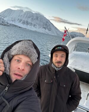 Clementino Instagram - Questa volta ci siamo spinti al limite, siamo arrivati ai confini del mondo nel vero senso della parola.
Il Grande Nord…
L’Aurora Boreale…
Il Circolo Polare Artico con le sue balene.

Grazie Tromsø!! Torniamo a casa con un bellissimo ricordo della Norvegia 🇳🇴💙

“La vita va vissuta in Larghezza, non in Lunghezza “ ( Luciano De Crescenzo) 

#Norvegia #Scandinavia #Lapponia #tromsø #aurora #northernlights #auroraboreale #circolopolareartico #norway #scandinaviandesign #polo #polonord #northpole