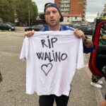 Clementino Instagram - Il video è fuori ora, la canzone è fuori ovunque. Questa è per Walino, per il Sud, per Bari e per Napoli, per queste terre di bellezza e passione, ma soprattutto per il me bambino che andava a battiti live per vedere Clementino suonare. Onorato di aver collaborato con una leggenda, è a Mezzogiorno che il sole è più alto adaver 👠🌋 Video di @domenicolamannadirector & @6iod3 Sud Italia