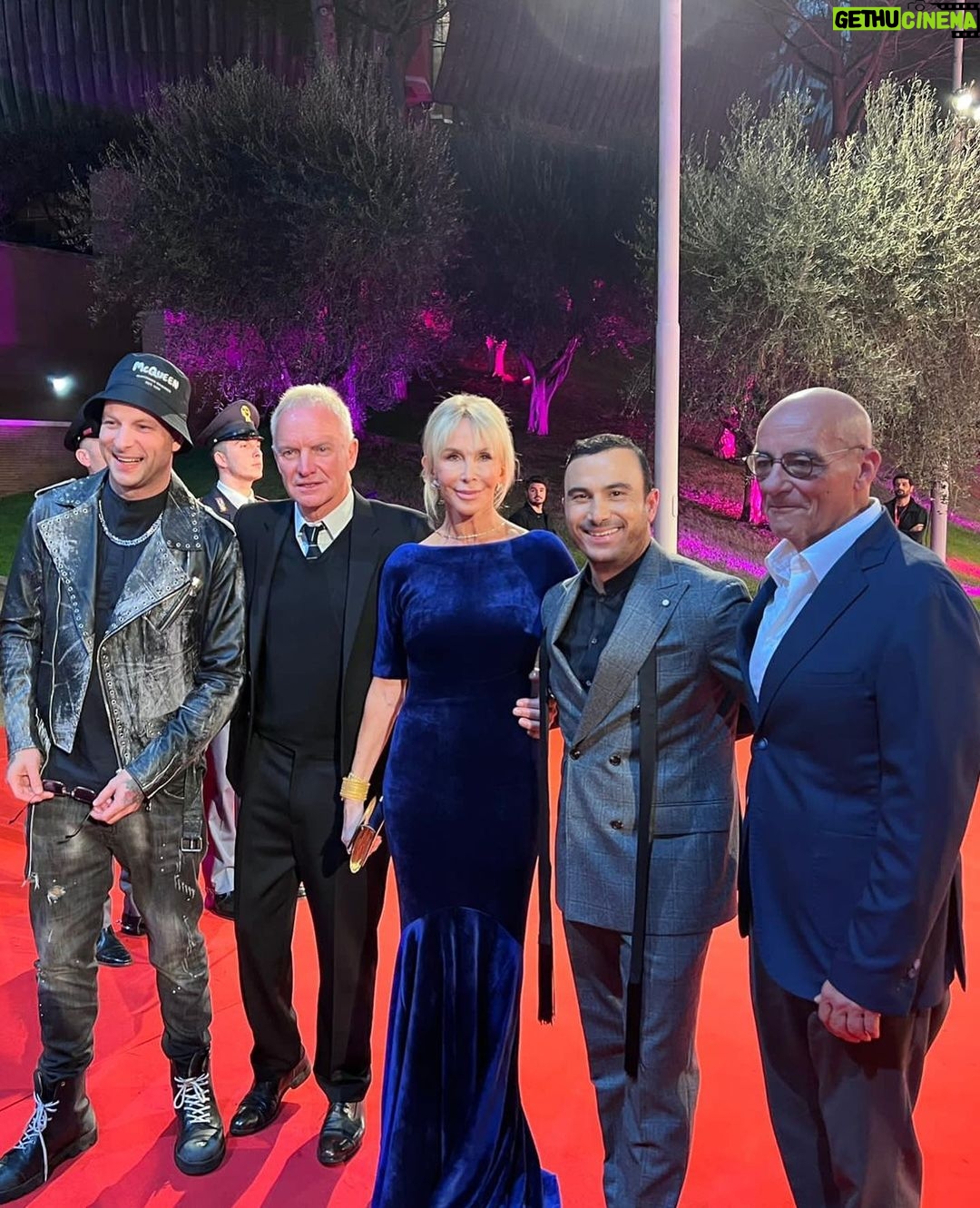 Clementino Instagram - Eccomi con Sting, Trudie Styler, Francesco Di Leva, e Don Antonio Loffredo al Festival del Cinema di Roma 2023. “Posso entrare” è un docufilm di Trudie Styler sulla bellissima Napoli e sono onoratissimo di aver curato la SoundTrack Ufficiale con il brano “Neapolis” scritto da me e Amedeo Palumbo e con le musiche di PJ Gionson. Lo vedrete in sala a partire da oggi al the space di Napoli. Vi aspettiamo!!!! Festival Del Cinema Di Roma Auditorium Parco Della Musica