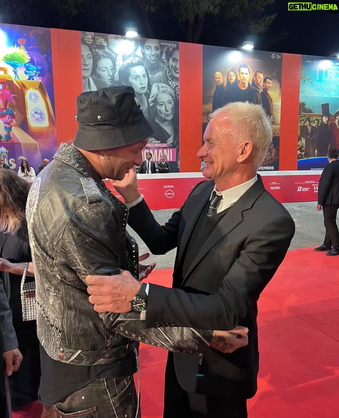 Clementino Instagram - Eccomi con Sting, Trudie Styler, Francesco Di Leva, e Don Antonio Loffredo al Festival del Cinema di Roma 2023. “Posso entrare” è un docufilm di Trudie Styler sulla bellissima Napoli e sono onoratissimo di aver curato la SoundTrack Ufficiale con il brano “Neapolis” scritto da me e Amedeo Palumbo e con le musiche di PJ Gionson. Lo vedrete in sala a partire da oggi al the space di Napoli. Vi aspettiamo!!!! Festival Del Cinema Di Roma Auditorium Parco Della Musica