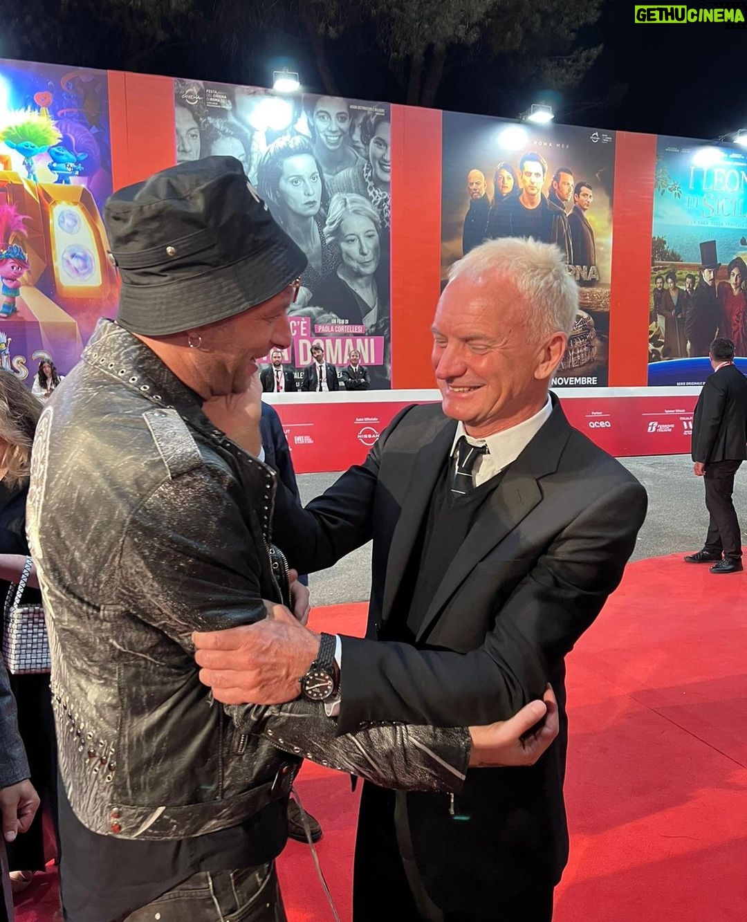 Clementino Instagram - Eccomi con Sting, Trudie Styler, Francesco Di Leva, e Don Antonio Loffredo al Festival del Cinema di Roma 2023. “Posso entrare” è un docufilm di Trudie Styler sulla bellissima Napoli e sono onoratissimo di aver curato la SoundTrack Ufficiale con il brano “Neapolis” scritto da me e Amedeo Palumbo e con le musiche di PJ Gionson. Lo vedrete in sala a partire da oggi al the space di Napoli. Vi aspettiamo!!!! Festival Del Cinema Di Roma Auditorium Parco Della Musica