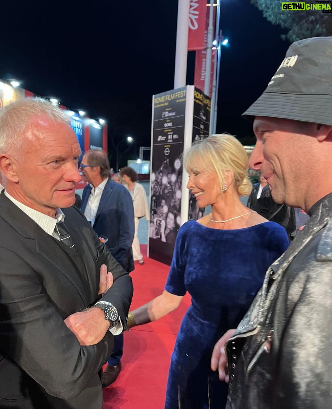 Clementino Instagram - Eccomi con Sting, Trudie Styler, Francesco Di Leva, e Don Antonio Loffredo al Festival del Cinema di Roma 2023. “Posso entrare” è un docufilm di Trudie Styler sulla bellissima Napoli e sono onoratissimo di aver curato la SoundTrack Ufficiale con il brano “Neapolis” scritto da me e Amedeo Palumbo e con le musiche di PJ Gionson. Lo vedrete in sala a partire da oggi al the space di Napoli. Vi aspettiamo!!!! Festival Del Cinema Di Roma Auditorium Parco Della Musica