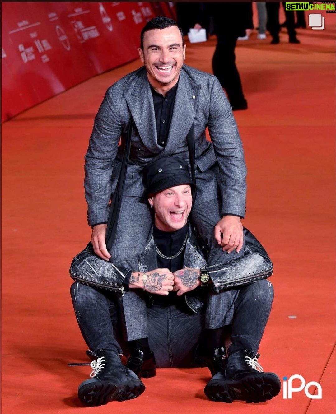 Clementino Instagram - Eccomi con Sting, Trudie Styler, Francesco Di Leva, e Don Antonio Loffredo al Festival del Cinema di Roma 2023. “Posso entrare” è un docufilm di Trudie Styler sulla bellissima Napoli e sono onoratissimo di aver curato la SoundTrack Ufficiale con il brano “Neapolis” scritto da me e Amedeo Palumbo e con le musiche di PJ Gionson. Lo vedrete in sala a partire da oggi al the space di Napoli. Vi aspettiamo!!!! Festival Del Cinema Di Roma Auditorium Parco Della Musica