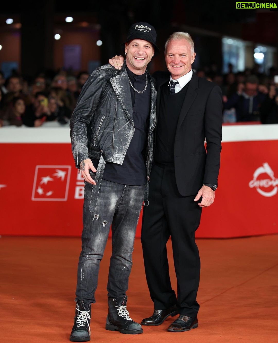 Clementino Instagram - Eccomi con Sting, Trudie Styler, Francesco Di Leva, e Don Antonio Loffredo al Festival del Cinema di Roma 2023. “Posso entrare” è un docufilm di Trudie Styler sulla bellissima Napoli e sono onoratissimo di aver curato la SoundTrack Ufficiale con il brano “Neapolis” scritto da me e Amedeo Palumbo e con le musiche di PJ Gionson. Lo vedrete in sala a partire da oggi al the space di Napoli. Vi aspettiamo!!!! Festival Del Cinema Di Roma Auditorium Parco Della Musica
