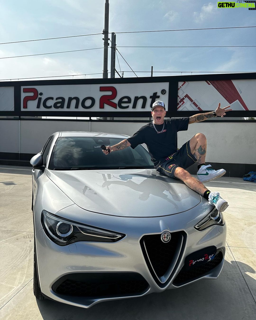 Clementino Instagram - Lo Zio d’America è tornato 🚙🇮🇹🇺🇸 Clementino is Back !!! #Clementino #PicanoRent Picano Rent