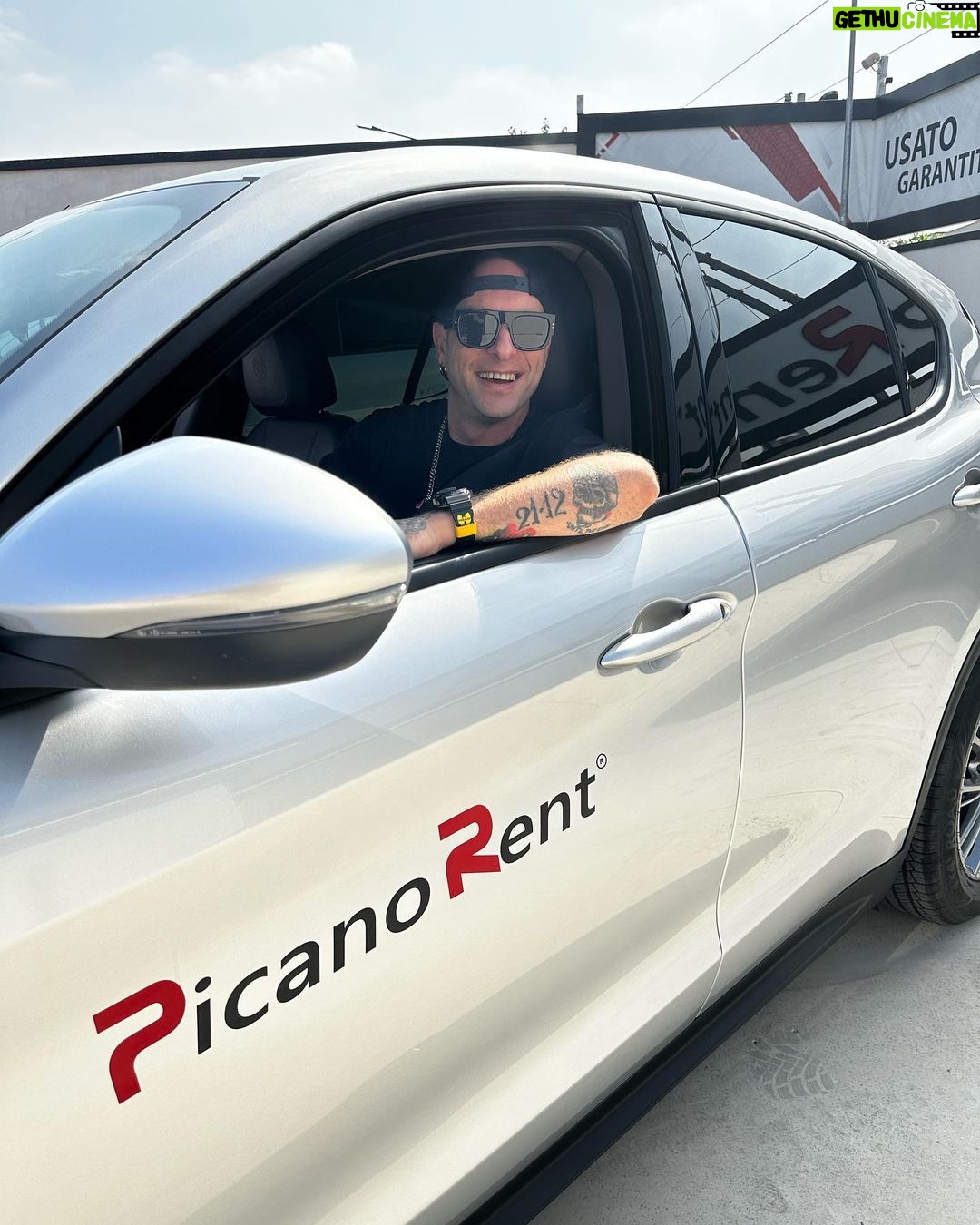 Clementino Instagram - Lo Zio d’America è tornato 🚙🇮🇹🇺🇸 Clementino is Back !!! #Clementino #PicanoRent Picano Rent