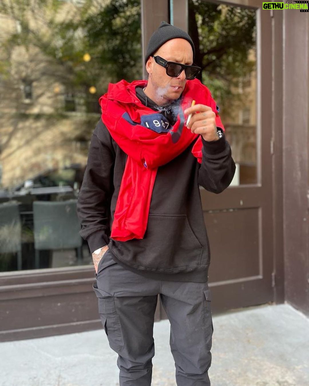 Clementino Instagram - 🍺🍁🍦Smoke Ice Cream 🍨 I want to get inspiration to write new songs Fratm ! #broadway #brooklyn #manhattan #newyork Broadway Theater, Times Square, New York