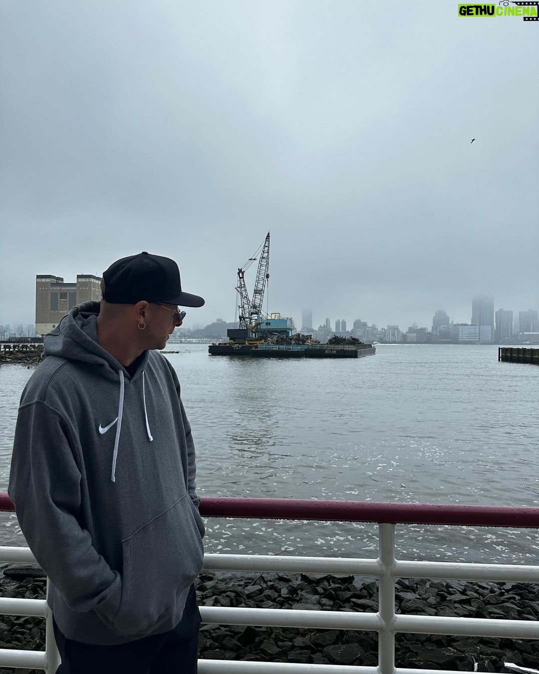 Clementino Instagram - Eccomi nel #NewJersey 🇺🇸🎶 #Hoboken la città del grande Frank Sinatra. Con questa atmosfera si respira la malinconia della musica in un modo incredibile. New Jersey